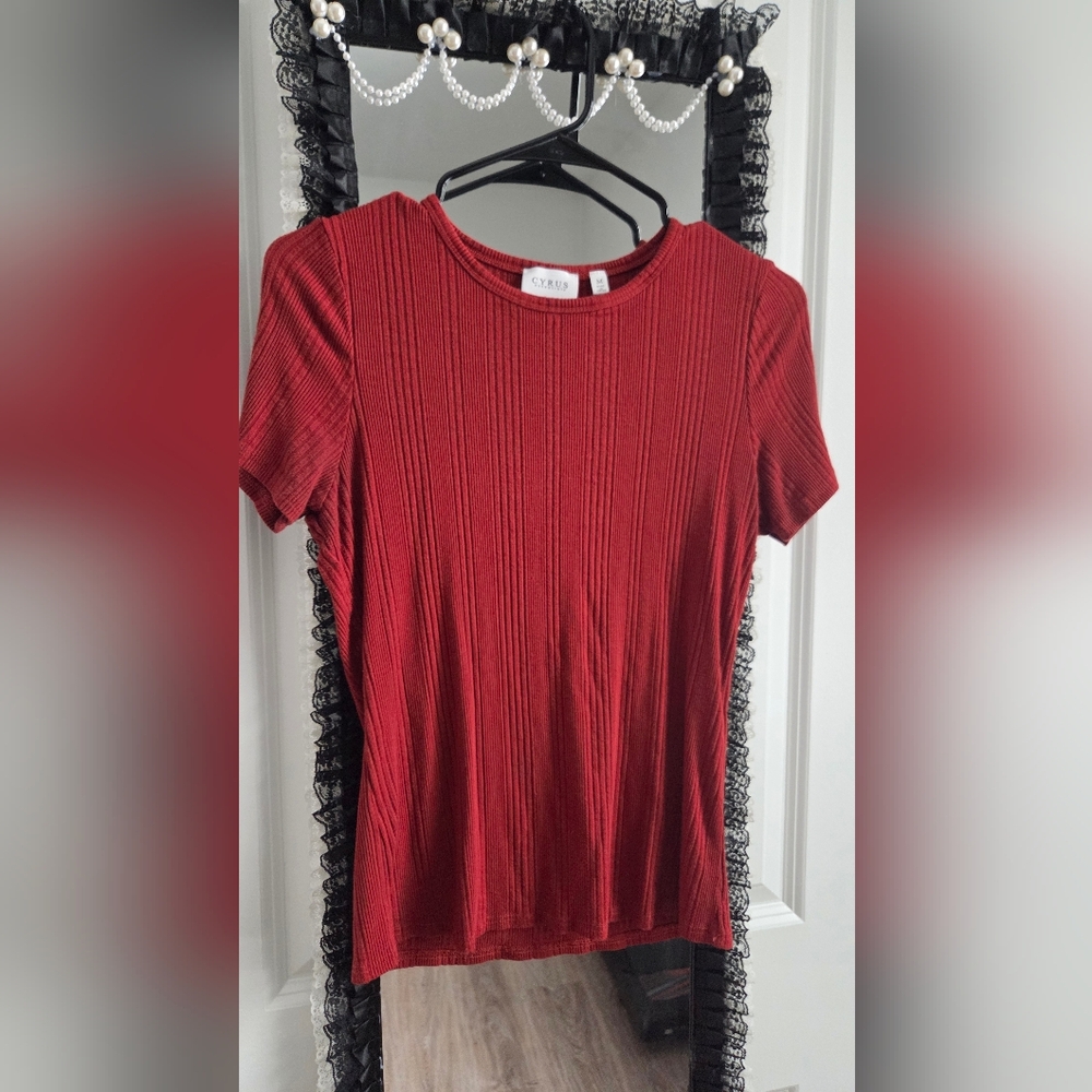 Cyrus Women's Short Sleeve Ribbed Tee in Deep Red